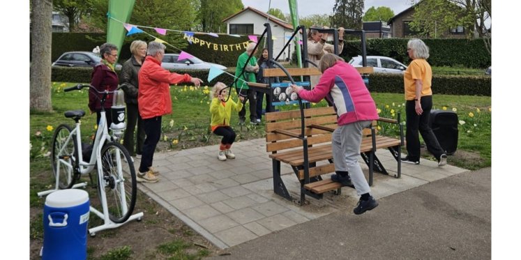 Foto: Beweegbank in Wilhelminapark Valkenswaard feestelijk geopend