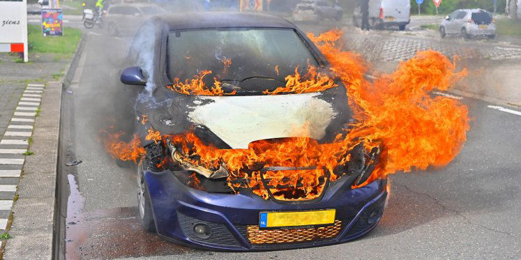 Foto: Auto brandt uit langs Valkenswaardseweg in Leende