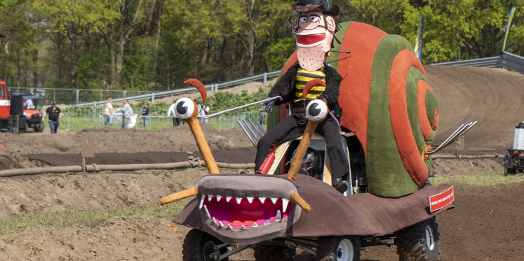 Foto: Dertiende editie Crazy Cross Bergeijk: spektakel, modder en creatief uitgedoste voertuigen