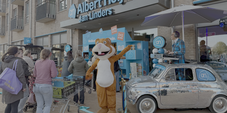 Foto: Veel nieuwsgierige klanten en feestelijke stemming bij opening nieuwe Albert Heijn Jan Linders in Reusel