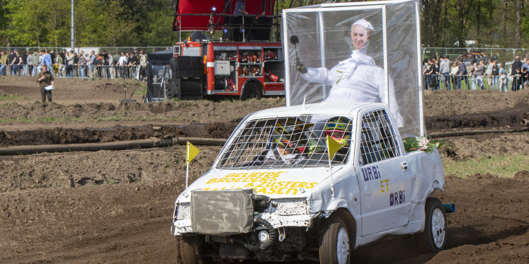 Foto: Dertiende editie Crazy Cross Bergeijk: spektakel, modder en creatief uitgedoste voertuigen