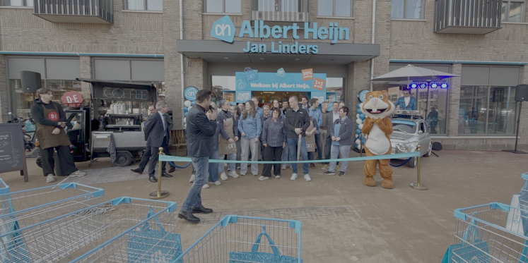 Foto: Veel nieuwsgierige klanten en feestelijke stemming bij opening nieuwe Albert Heijn Jan Linders in Reusel