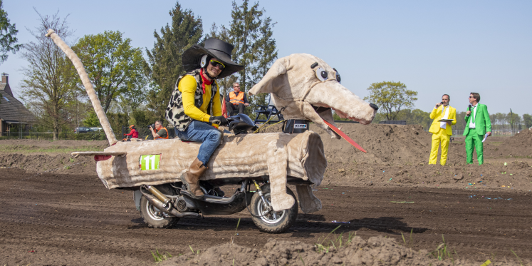 Foto: Dertiende editie Crazy Cross Bergeijk: spektakel, modder en creatief uitgedoste voertuigen
