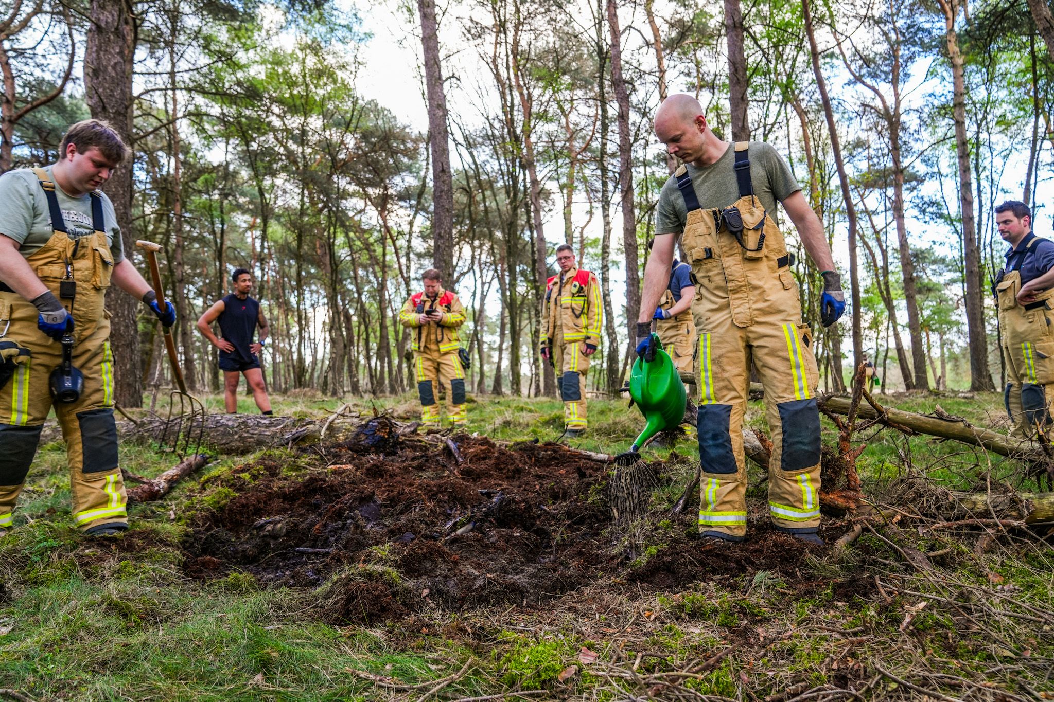 Foto: Opnieuw bosbrand in natuurgebied bij Leende brandweer blust met gieters