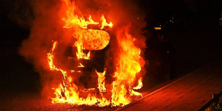 Foto: Auto uitgebrand in Valkenswaard: aanmaakblokjes gevonden