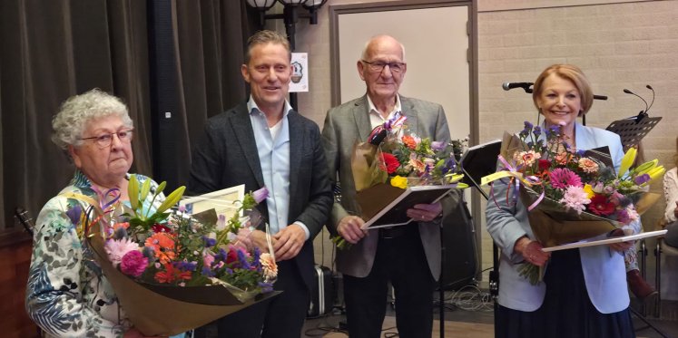Foto: Onderscheiding voor drie bestuursleden van Teutenkoor Bergeijk