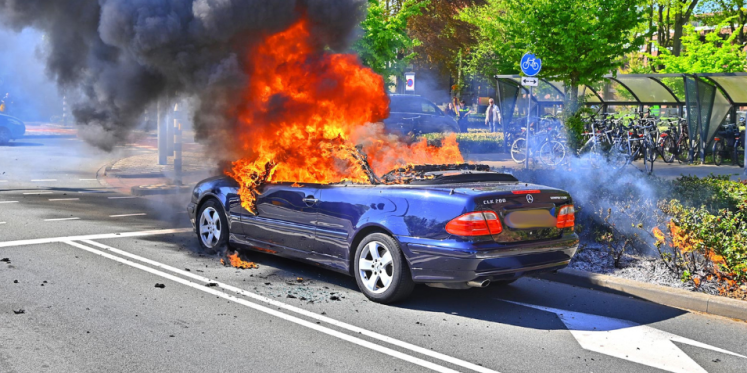 Foto: Auto vliegt spontaan in brand in Valkenswaard