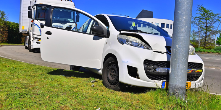 Foto: Auto tegen lantaarnpaal in Valkenswaard