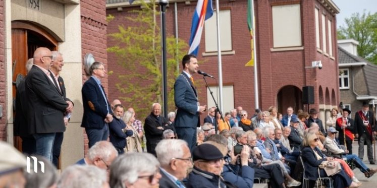 Foto: Burgemeester Teun Heldens zet gedecoreerde inwoners Heeze-Leende in het zonnetje