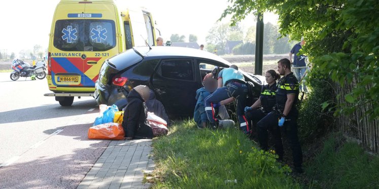 Foto: Zes personen, waaronder een baby naar ziekenhuis na botsing op Heikantstraat Budel