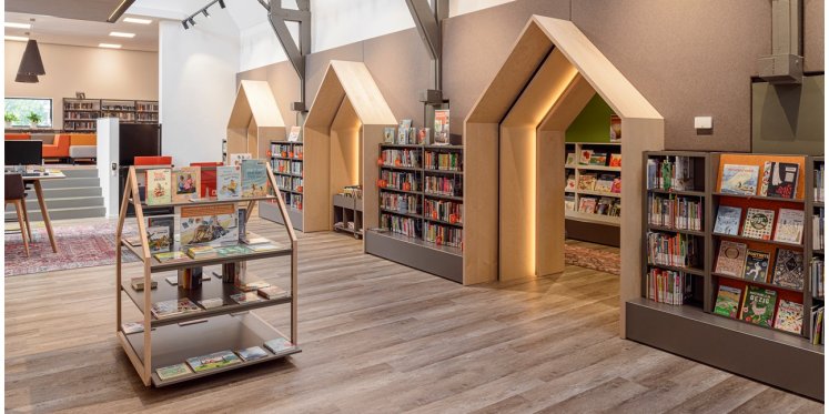 Foto: 9 mei: Boekenverkoop voor Budelse Comedie