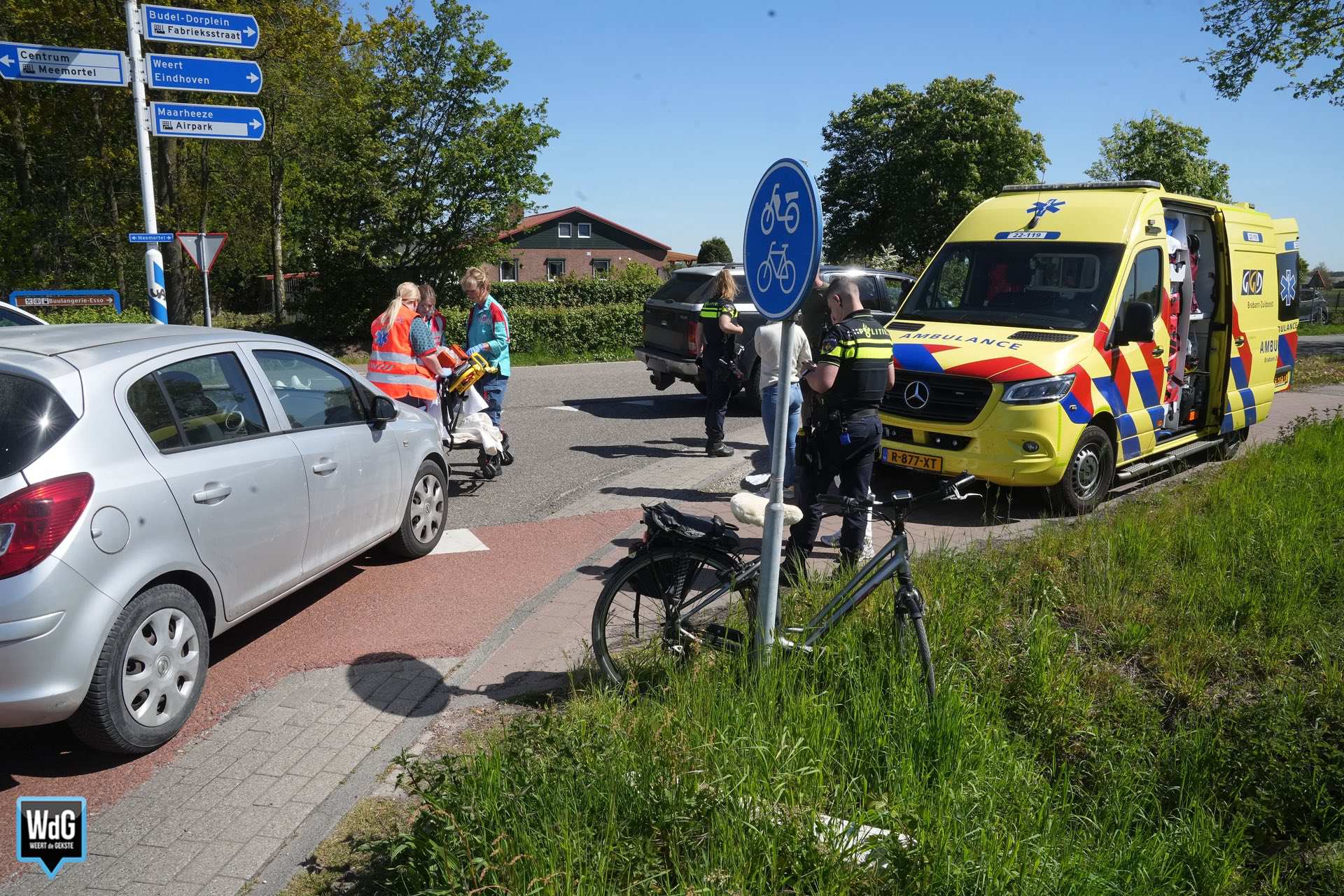 Foto: Fietsster gewond na aanrijding met auto in Budel