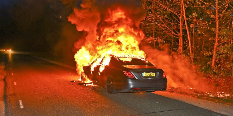 Foto: Twee mannen ontsnappen uit brandende auto op Broekhovenseweg in Riethoven
