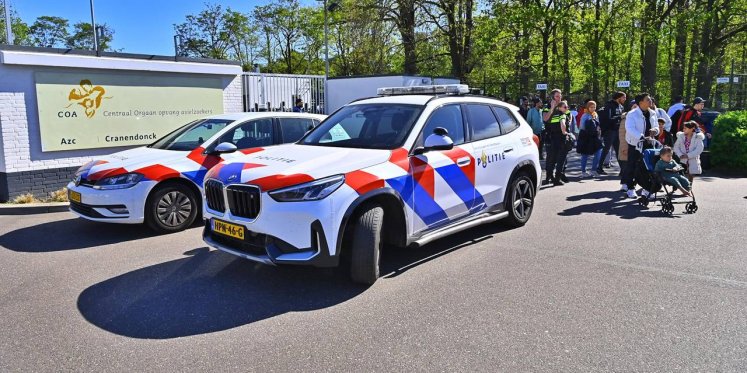 Foto: AZC Budel ontruimd vanwege grote brand op militair oefenterrein