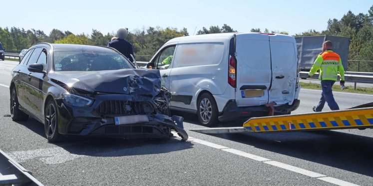 Foto: Auto en bestelauto botsen op snelweg A2 in Budel