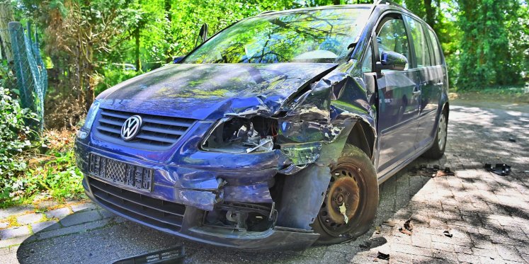 Foto: Botsing personenauto en bedrijfsbus in Leende
