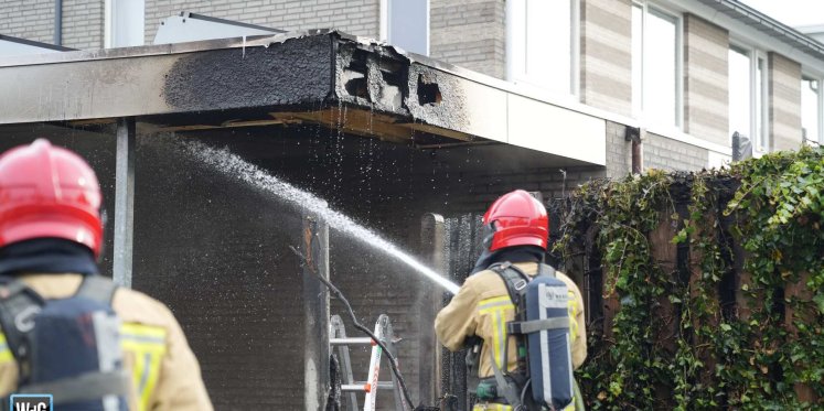 Foto: Carport naast woning in Maarheeze vat vlam