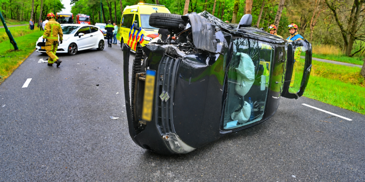 Foto: Auto op zijn kant na botsing tegen lantaarnpaal in Waalre