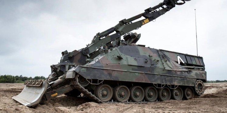 Foto: Inzet militair voertuig bij natuurbrand Weerterheide