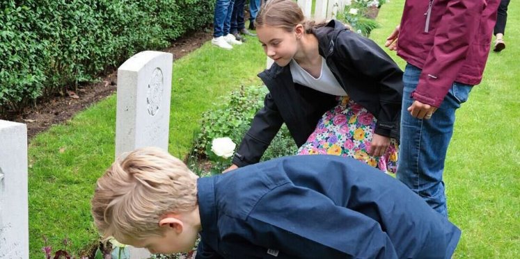 Foto: Dodenherdenking bij militaire begraafplaats in Sterksel