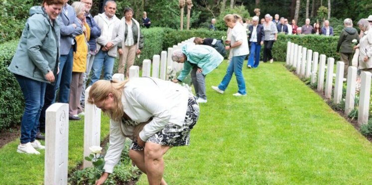 Foto: Dodenherdenking bij militaire begraafplaats in Sterksel