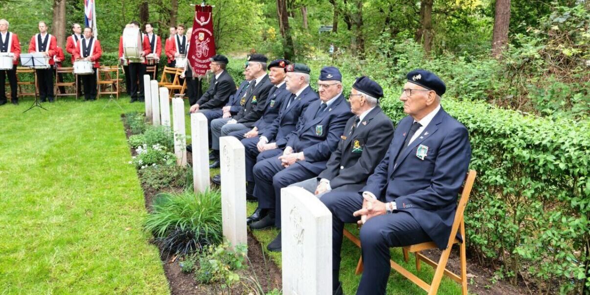 Foto: Dodenherdenking bij militaire begraafplaats in Sterksel