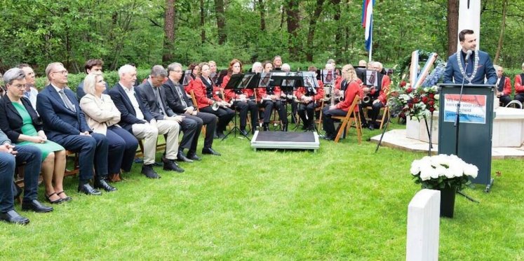 Foto: Dodenherdenking bij militaire begraafplaats in Sterksel