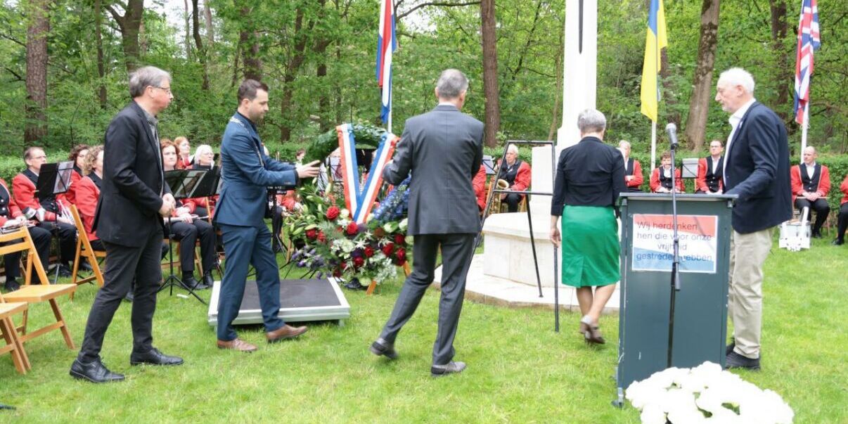 Foto: Dodenherdenking bij militaire begraafplaats in Sterksel
