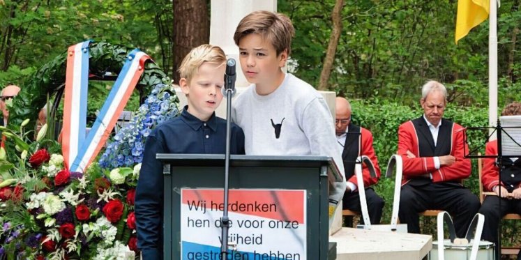 Foto: Dodenherdenking bij militaire begraafplaats in Sterksel