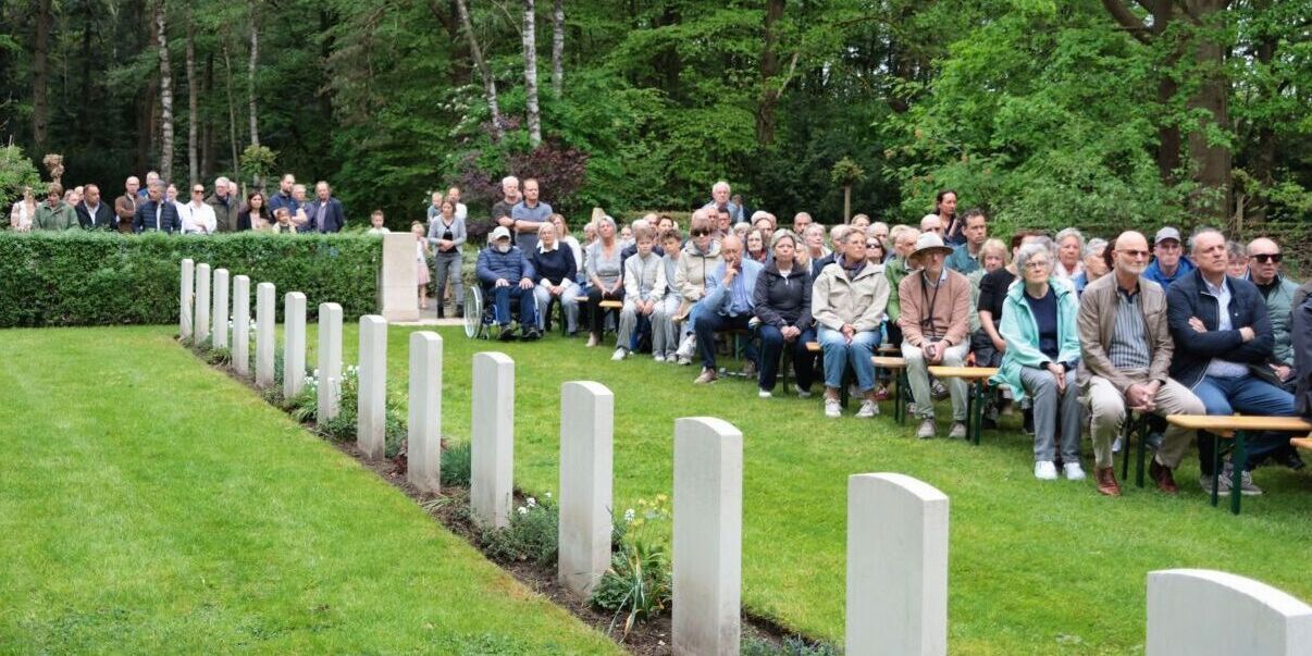 Foto: Dodenherdenking bij militaire begraafplaats in Sterksel