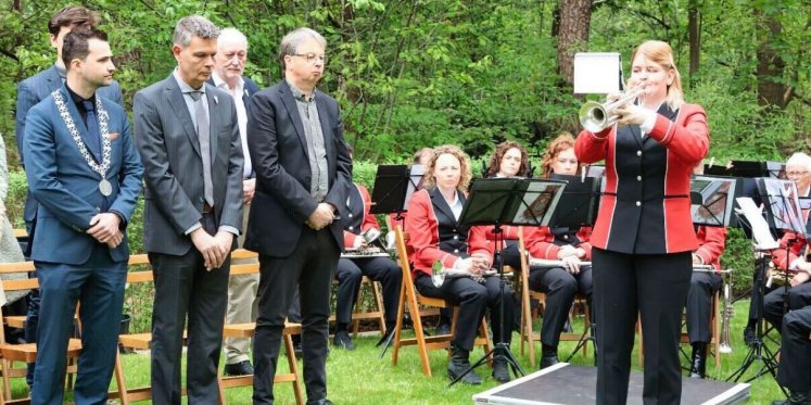 Foto: Dodenherdenking bij militaire begraafplaats in Sterksel