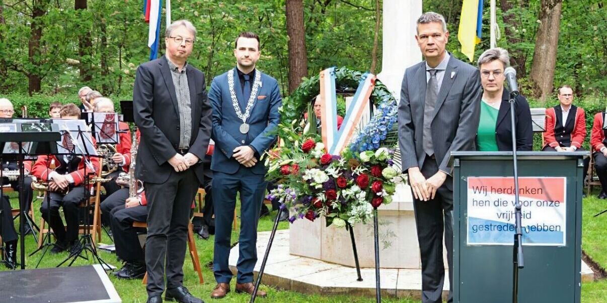 Foto: Dodenherdenking bij militaire begraafplaats in Sterksel