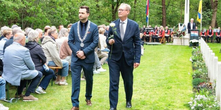 Foto: Dodenherdenking bij militaire begraafplaats in Sterksel