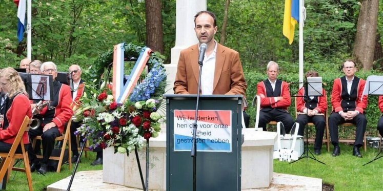 Foto: Dodenherdenking bij militaire begraafplaats in Sterksel