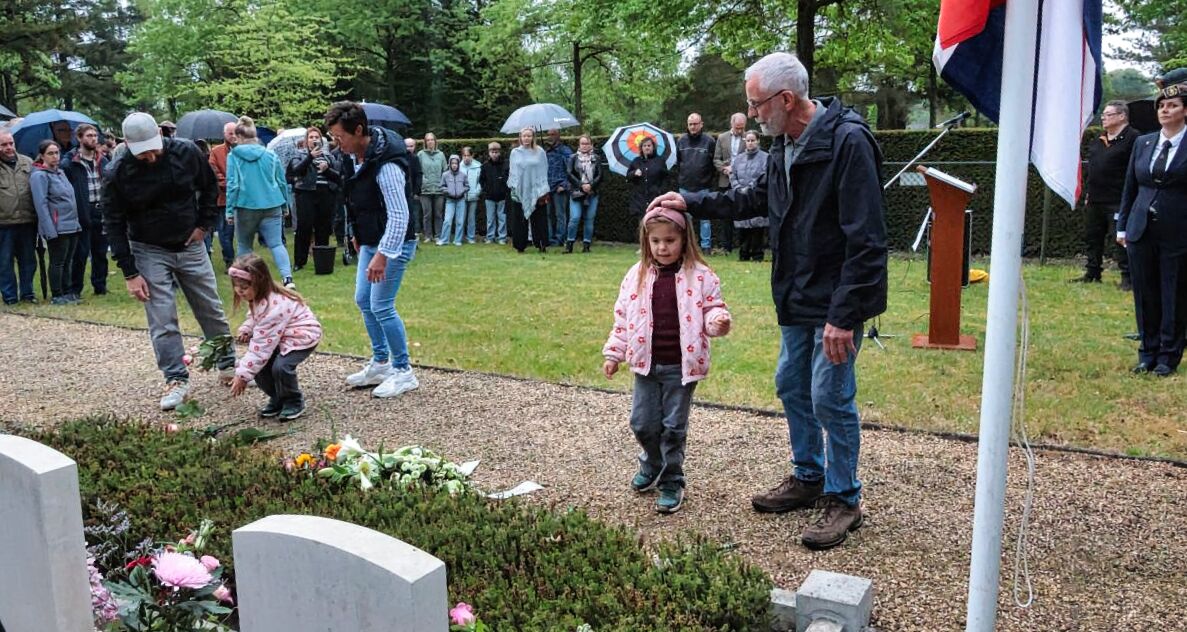 Foto: Dodenherdenking Budel-Dorplein ondanks regen goed bezocht