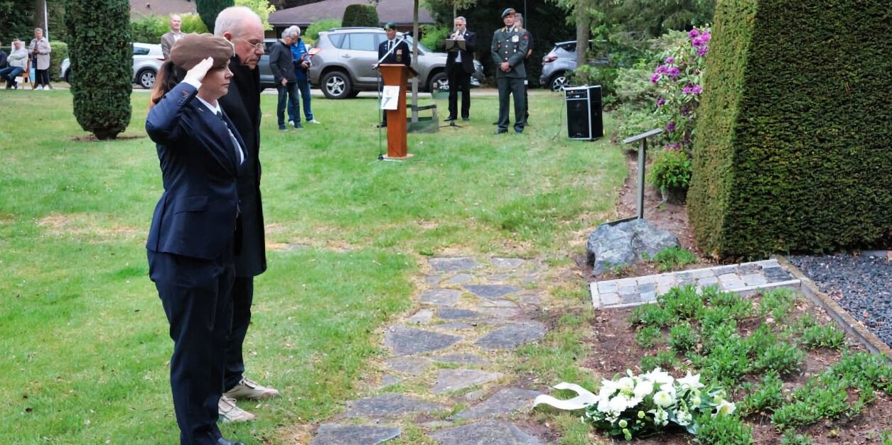 Foto: Dodenherdenking Budel-Dorplein ondanks regen goed bezocht