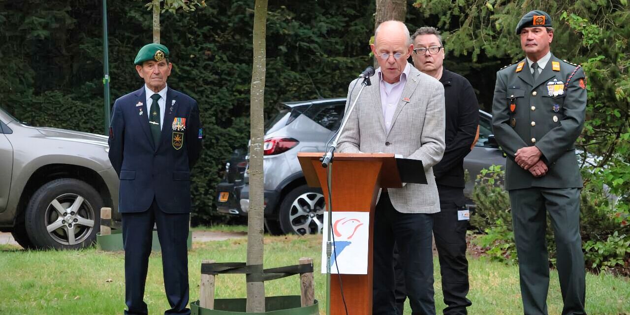 Foto: Dodenherdenking Budel-Dorplein ondanks regen goed bezocht