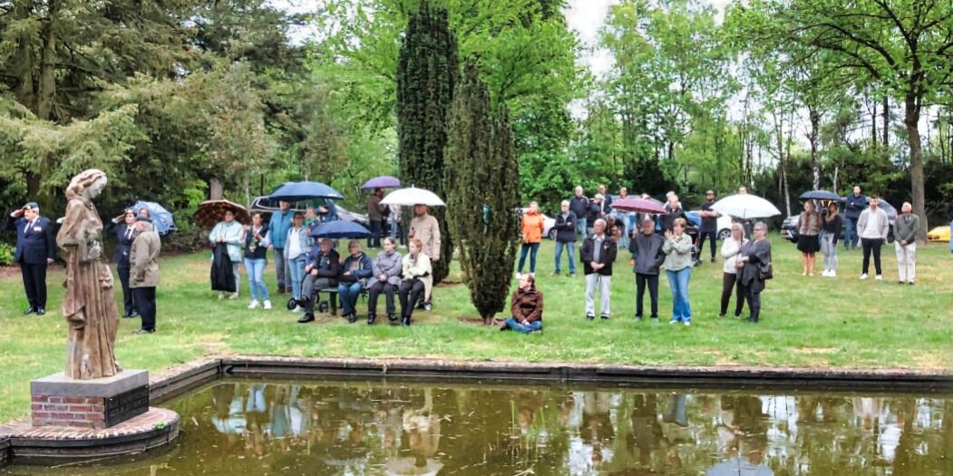 Foto: Dodenherdenking Budel-Dorplein ondanks regen goed bezocht
