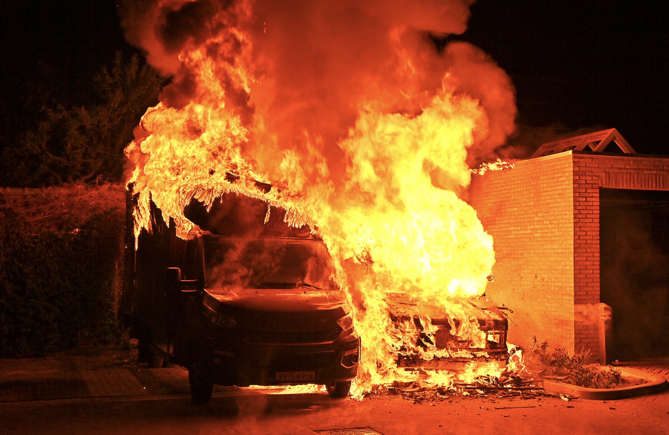 Foto: Grote brand verwoest camper en vrachtwagen in Valkenswaard