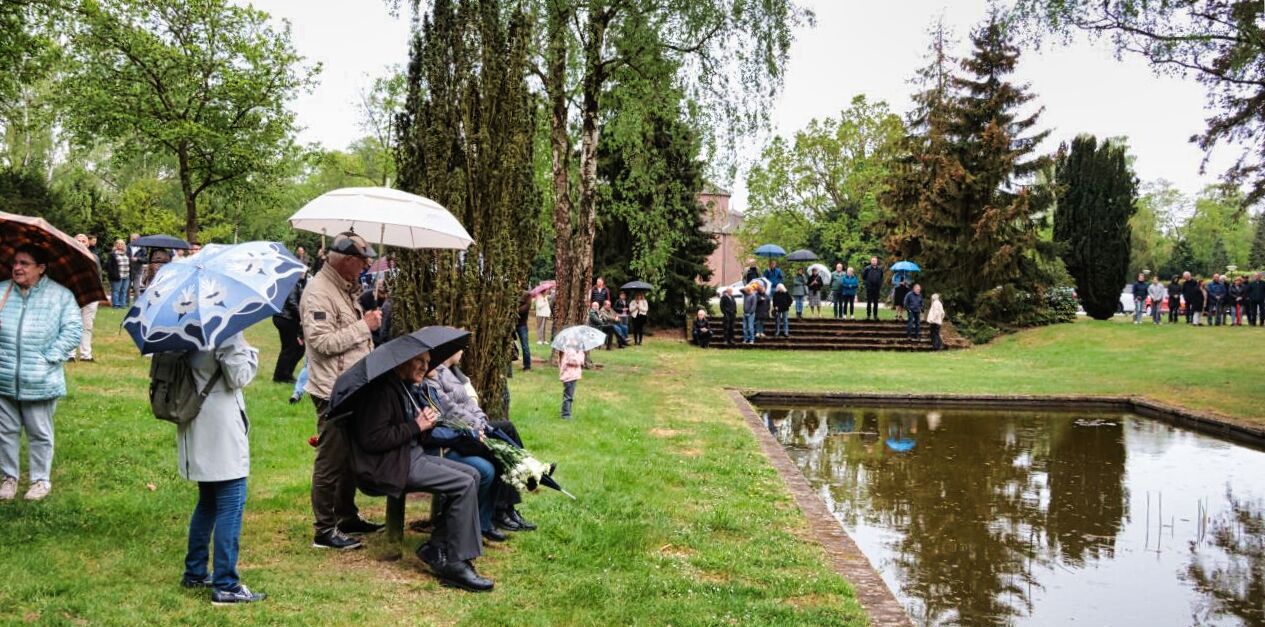 Foto: Dodenherdenking Budel-Dorplein ondanks regen goed bezocht