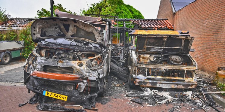 Foto: Grote brand verwoest camper en bakwagen in Valkenswaard