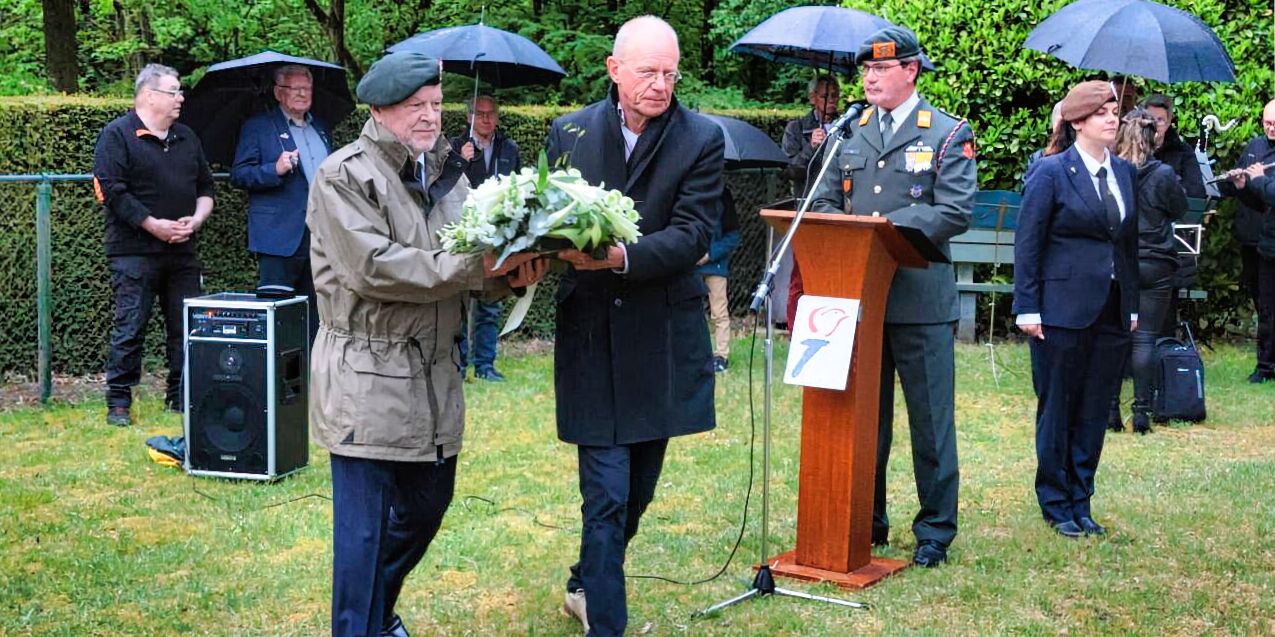 Foto: Dodenherdenking Budel-Dorplein ondanks regen goed bezocht
