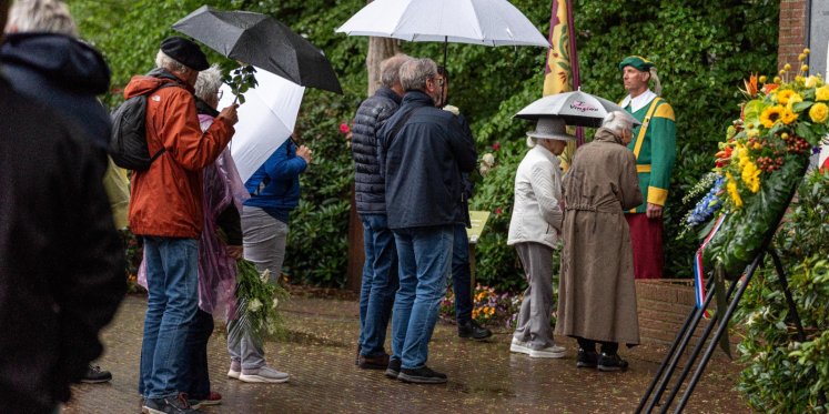 Foto: Dodenherdenking in Heeze met belangrijke rol voor jeugd