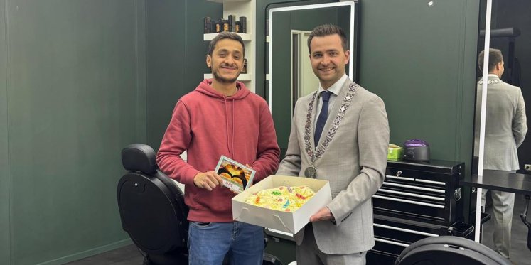 Foto: Interview: Burgemeester Heldens ervaart golf van steun voor kapper Omar: 'Dit is niet wie wij zijn'