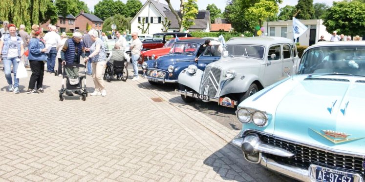 Foto: Elfde Double Classics: bewoners zorgcentrum in oldtimers door Cranendonck
