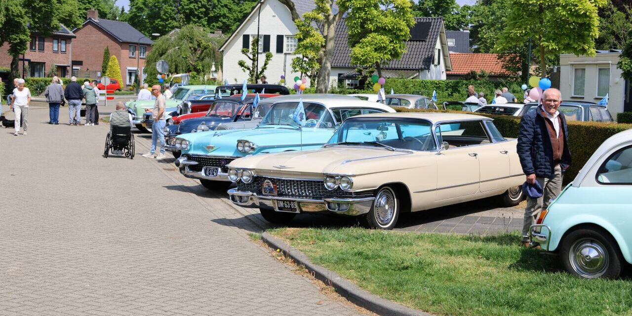 Foto: Elfde Double Classics: bewoners zorgcentrum in oldtimers door Cranendonck