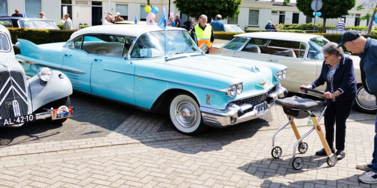 Foto: Elfde Double Classics: bewoners zorgcentrum in oldtimers door Cranendonck