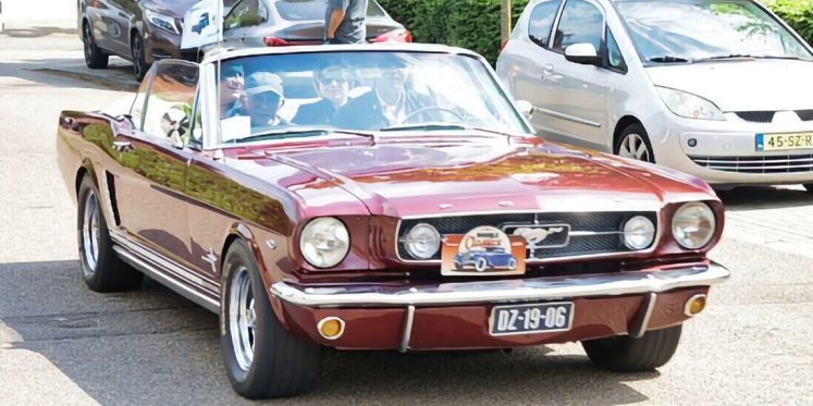 Foto: Elfde Double Classics: bewoners zorgcentrum in oldtimers door Cranendonck