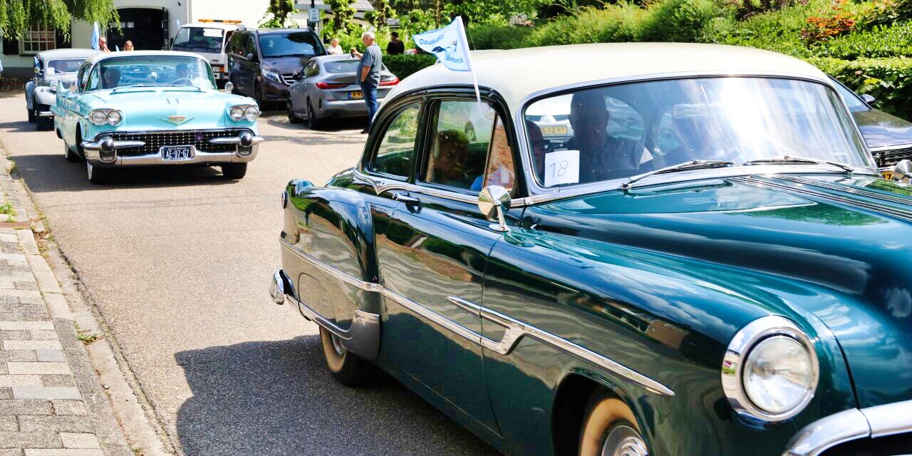 Foto: Elfde Double Classics: bewoners zorgcentrum in oldtimers door Cranendonck