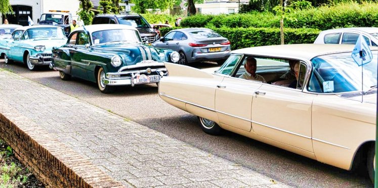 Foto: Elfde Double Classics: bewoners zorgcentrum in oldtimers door Cranendonck